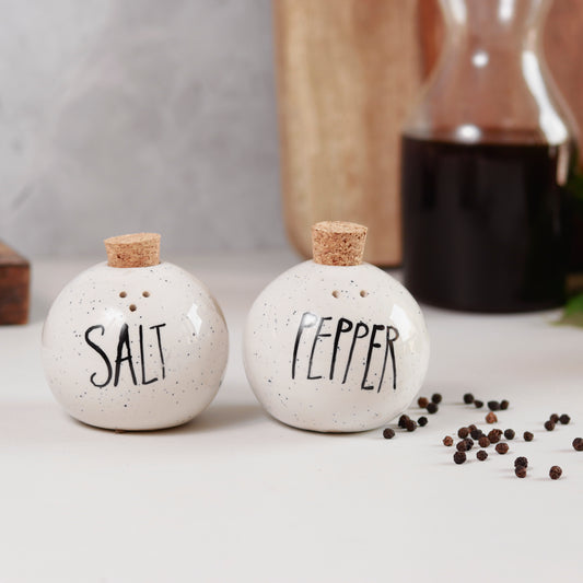'Salt' n 'Pepper' Shakers with cork
