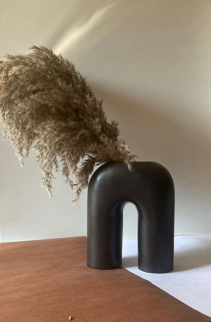 Inverted ‘U’ Vase (Black)